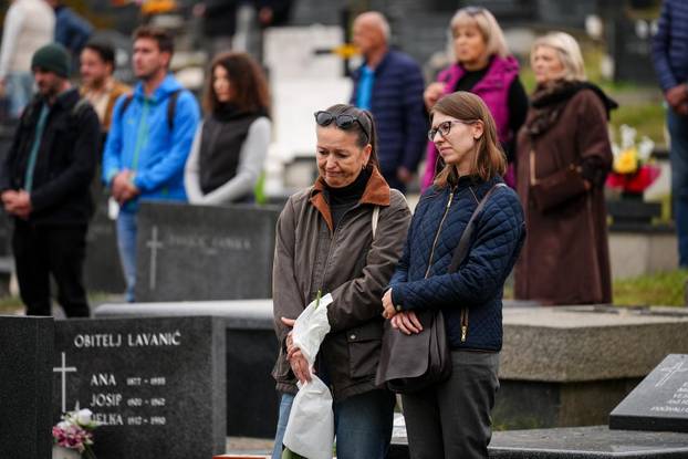 Sarajevo: Posljednji ispraćaj Halida Bešlića na gradskom groblju Bare