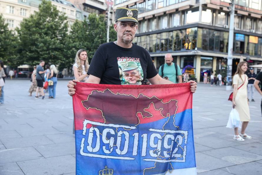 Žene u crnom na Trgu republike u Beogradu odale počast žrtvama genocida u Srebrenici
