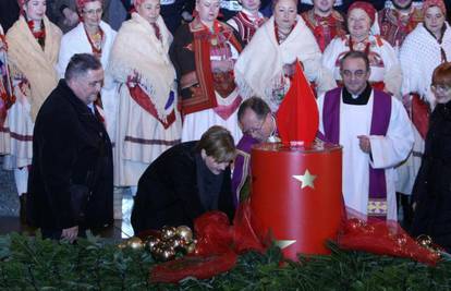 Bez Bandića: Sandra Švaljek  zapalila 1. adventsku svijeću