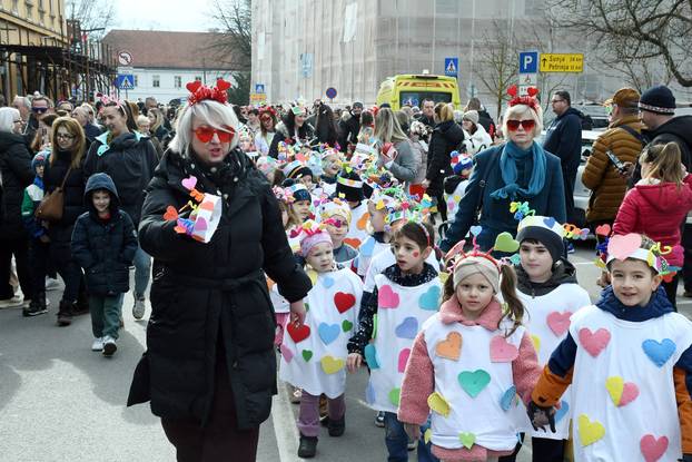 Sisak: Nekoliko stotina mališana iz dječjih vrtića i osnovnih škola sudjelovalo je na tradicionalnom Sisačkom fašniku