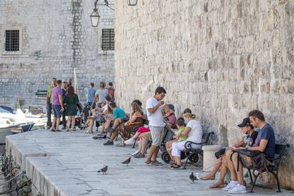 Turisti u obilasku stare jezgre Dubrovnika