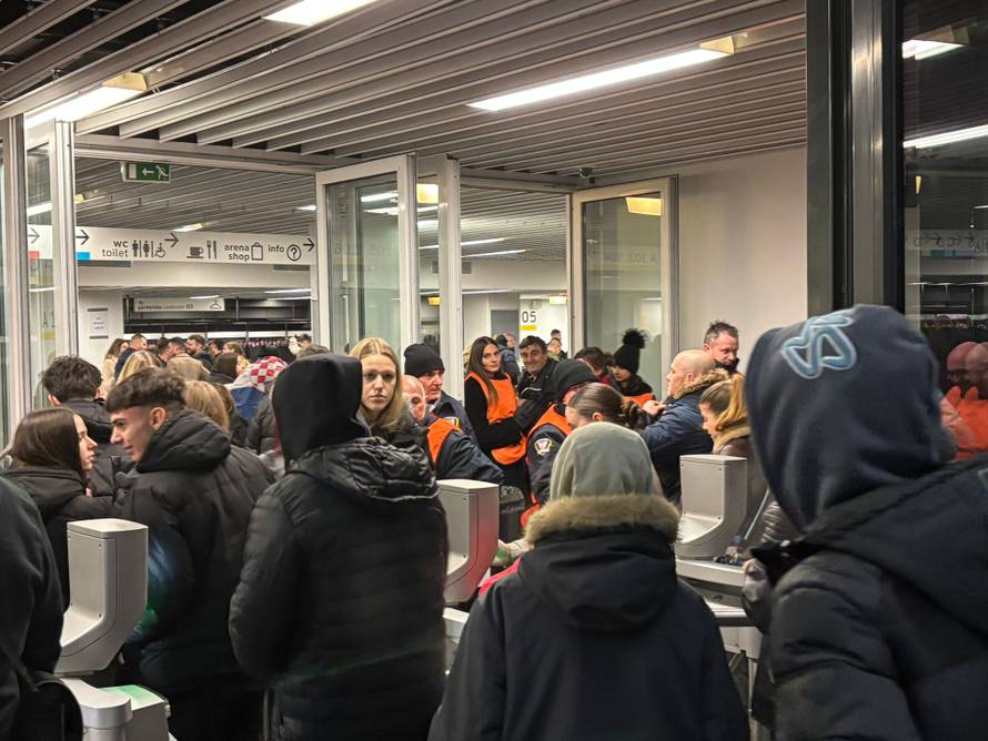 Ulazi otvoreni: Fanovi stižu na Thompsonov koncert u Areni