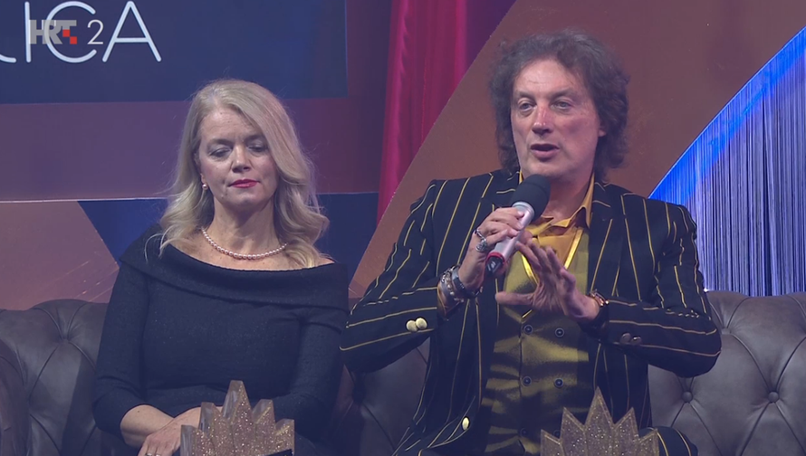 Vjekoslava Huljić u Beogradu je pokazala grudnjak, a u Zagrebu vitke noge. Pozirala uz Tončija