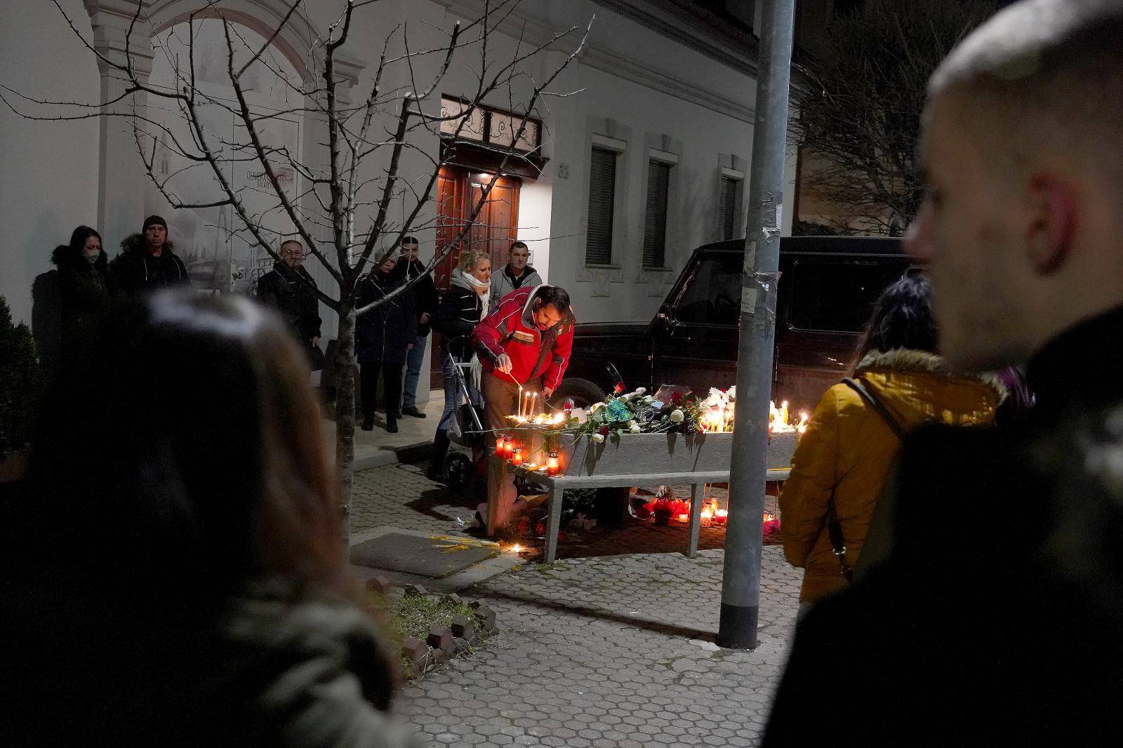 Novi Sad: Ispred Balaševićeve kuće ostavljene i krizanteme, kako je i opjevao svoj odlazak