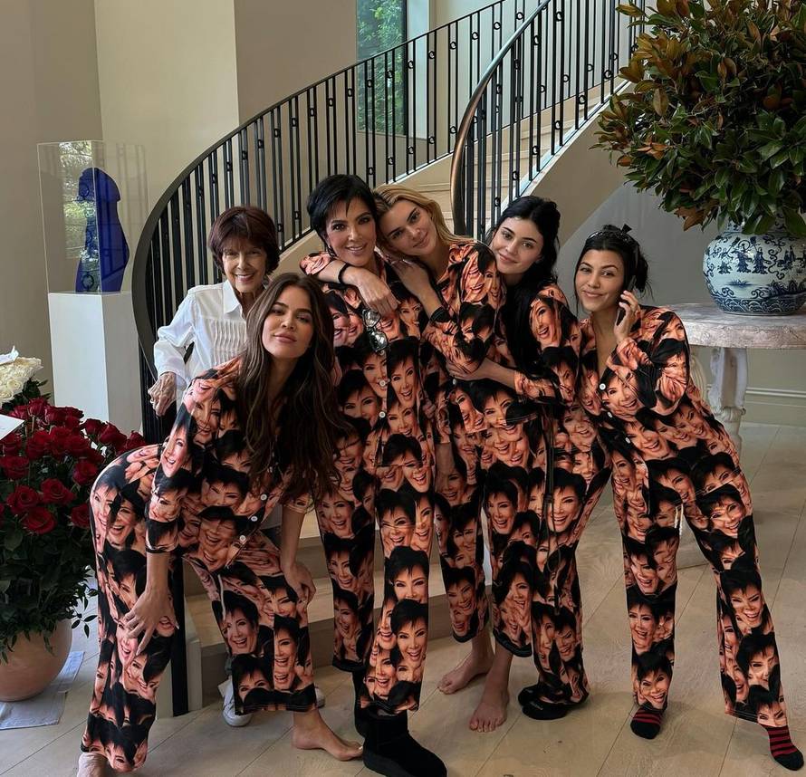 Ovakve pidžame ne viđaju se često: Pogledajte čiju facu su Kardashianke nosile na sebi