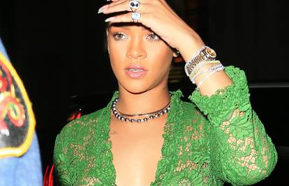 Ma, kakav grudnjak: Rihanna na večeri pokazala gole grudi