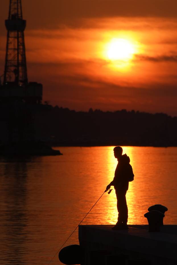 Pula: Zalazak sunca u pulskoj luci