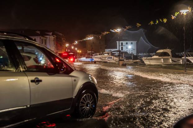 Kaštela: Ciklonalna plima poplavila rivu i okolne ulice