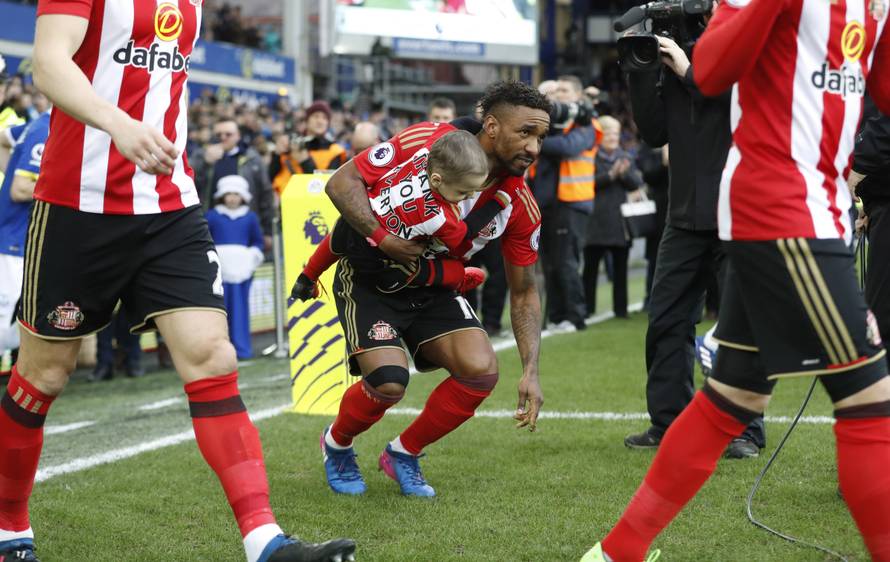 Sunderland's Jermain Defoe carries out young Sunderland fan Bradley Lowery before the match