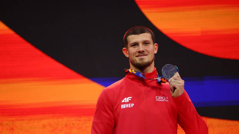 FOTO Svjetsko srebro, a naše: Pogledajte kako je Ilija Kovtun proslavio odličje u kvadratićima
