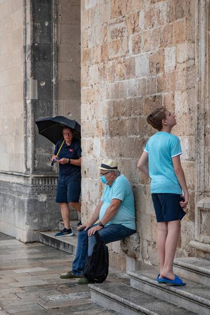 Dubrovnik: Kiša nije omela brojne turiste u razgledavanju grada