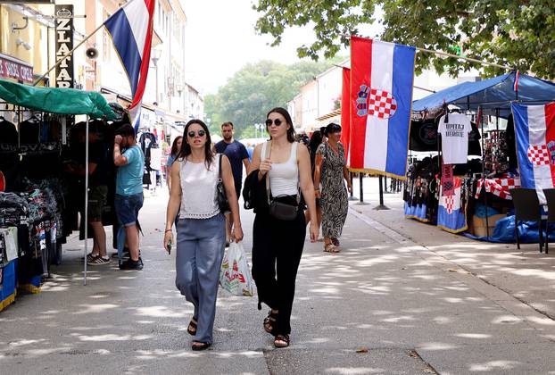 Sinj: Okupljanje ljudi u Sinju uoči 310. Sinjske alke