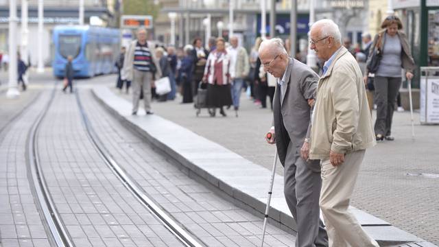 Zagreb: Stariji građani imaju poteškoća s kretanjem po glavnom gradskom trgu
