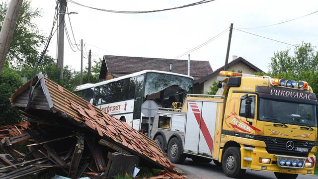 Autobus se zabio u nadstrešnicu autobusne stanice u Gornjem Hruševcu 