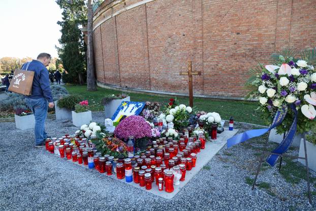 Zagreb: Svi sveti groblja poznatih osoba