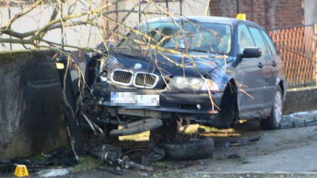 BMW sletio s ceste: Mladića  su hitno odvezli  u požešku bolnicu