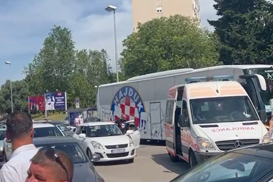Video chaos on the streets of Split! The Boys are free to enter Poljud, and Hajduk’s bus is waiting …