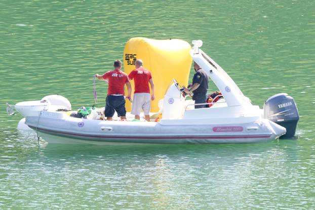 Buturović Polje: Započela je operacija izvlačenja vojnog helikoptera koji se srušio u jezero