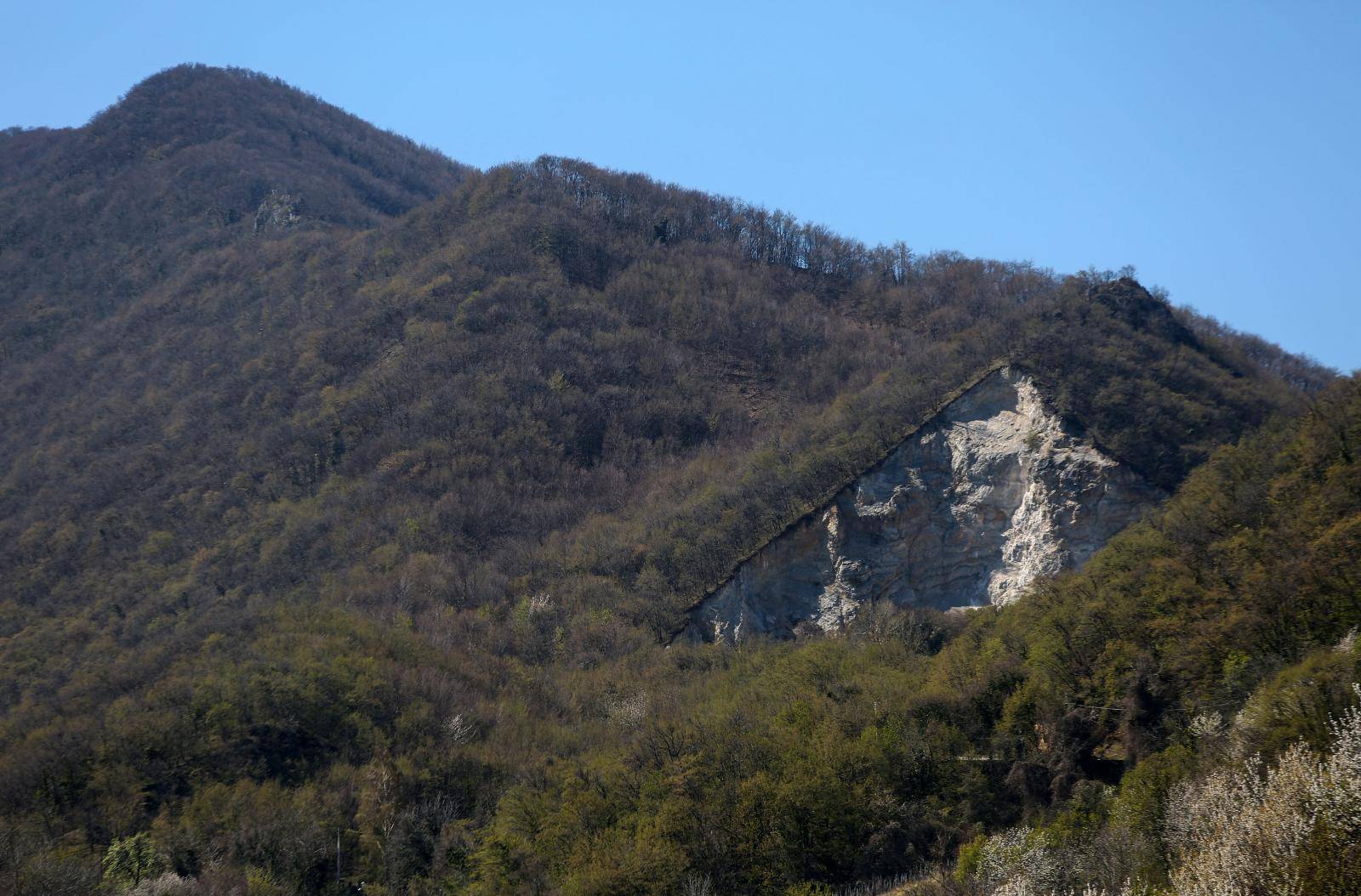 'Križ se samo pojavio na brdu prije par dana, nije isklesan'