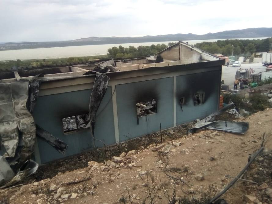 Izgorjela tri broda zbog žara, požar zbog bure prijetio kućama