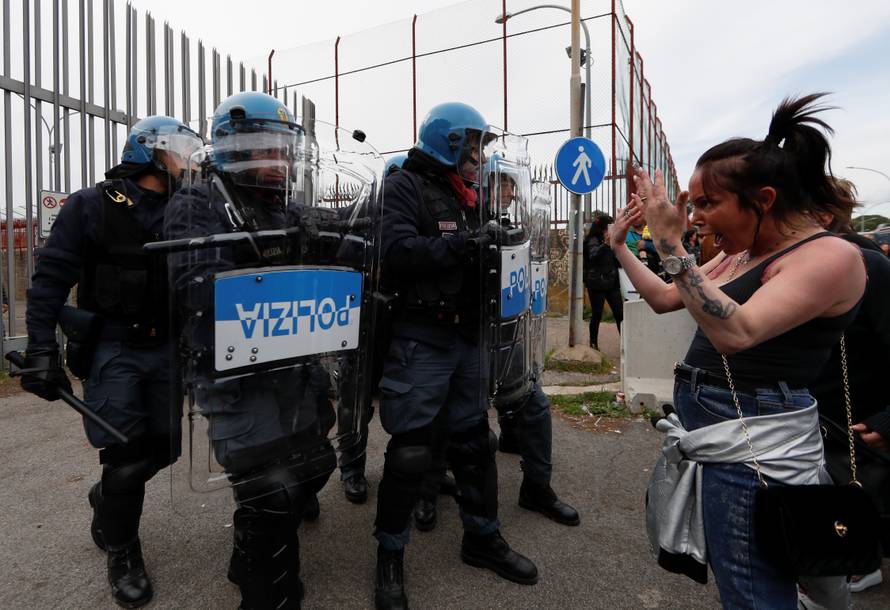 Totalni kaos u Italiji: Ispred zatvora mlate se s policijom