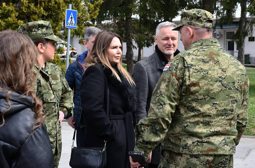 Na svečanoj prisegi ročnika u Požegi pozornost je privukla Diva Perković, kći pjevača Marka Perkovića Thompsona