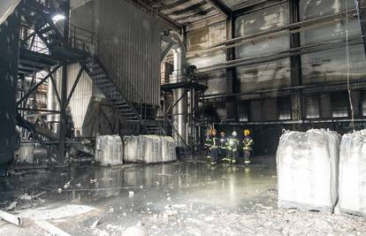 FOTO Požar u prostoru tvornice parketa gasila 22 vatrogasca, materijalna šteta je velika