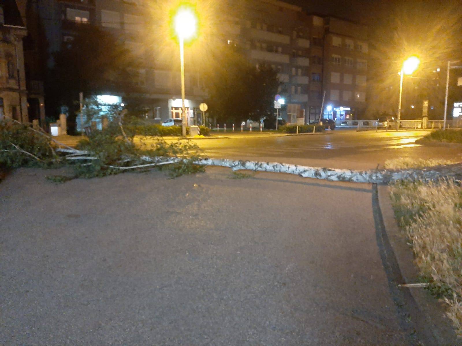 U Zagrebu i Splitu palo nekoliko stabala na ceste i aute, u Senju naleti bure od 153 km/h