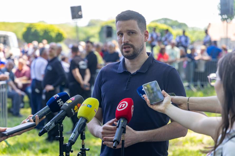 Osijek. Podjela graha na lijevoj obali Drave na Praznik rada