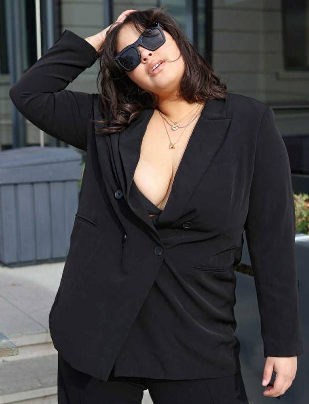 Plus-size influencerica ponosno pokazuje svoje obline: 'Tko se ne bi hvalio ovakvim grudima?'