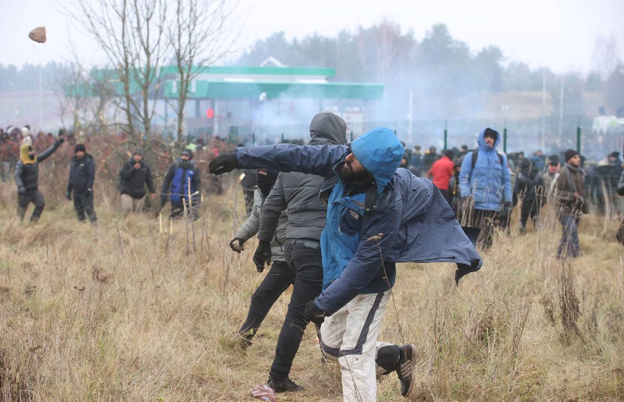 Migranti napali ogradu, bacali kamenje i boce, Poljaci uzvratili suzavcem. Ozlijeđen policajac