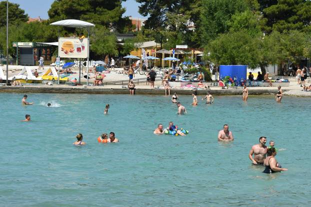 Vodice: Turisti uživaju na plažama i u obilasku grada