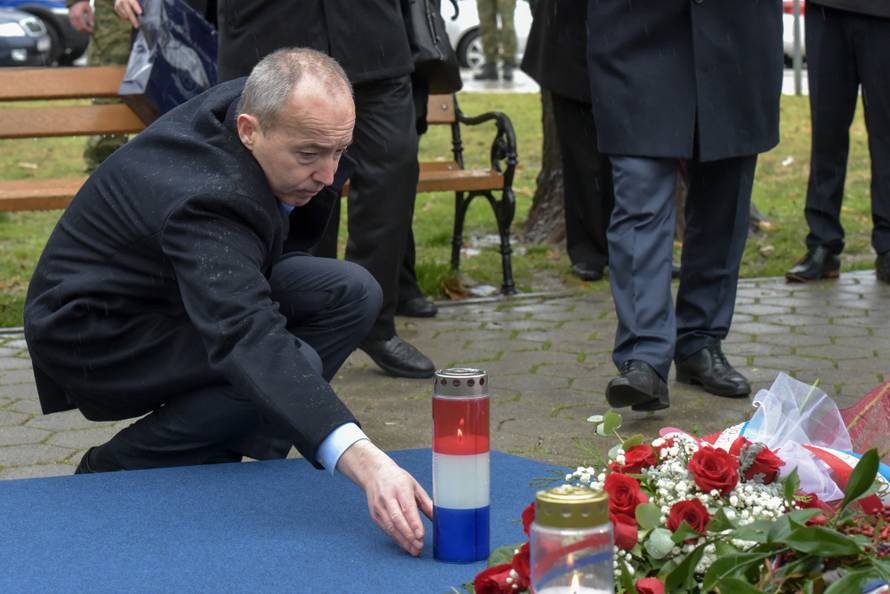 Zadar: Paljenje svijeÄa kod spomenika hrvatskim braniteljima