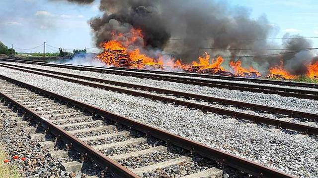 Kod Osijeka izgorjeli drveni željeznički pragovi. Centar 112 pozvao na oprez zbog dima