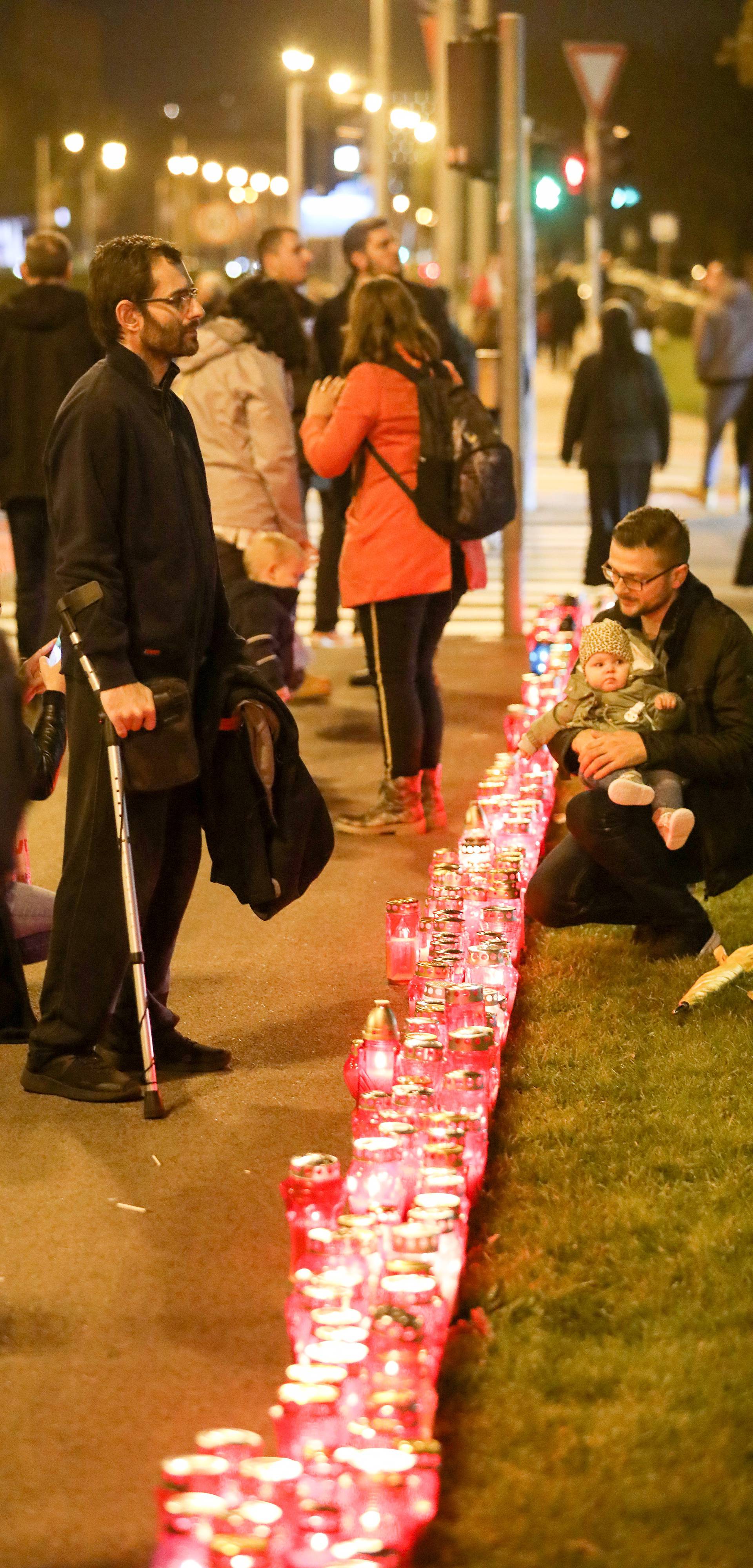 U spomen na žrtvu Vukovara tisuće građana zapalilo svijeće
