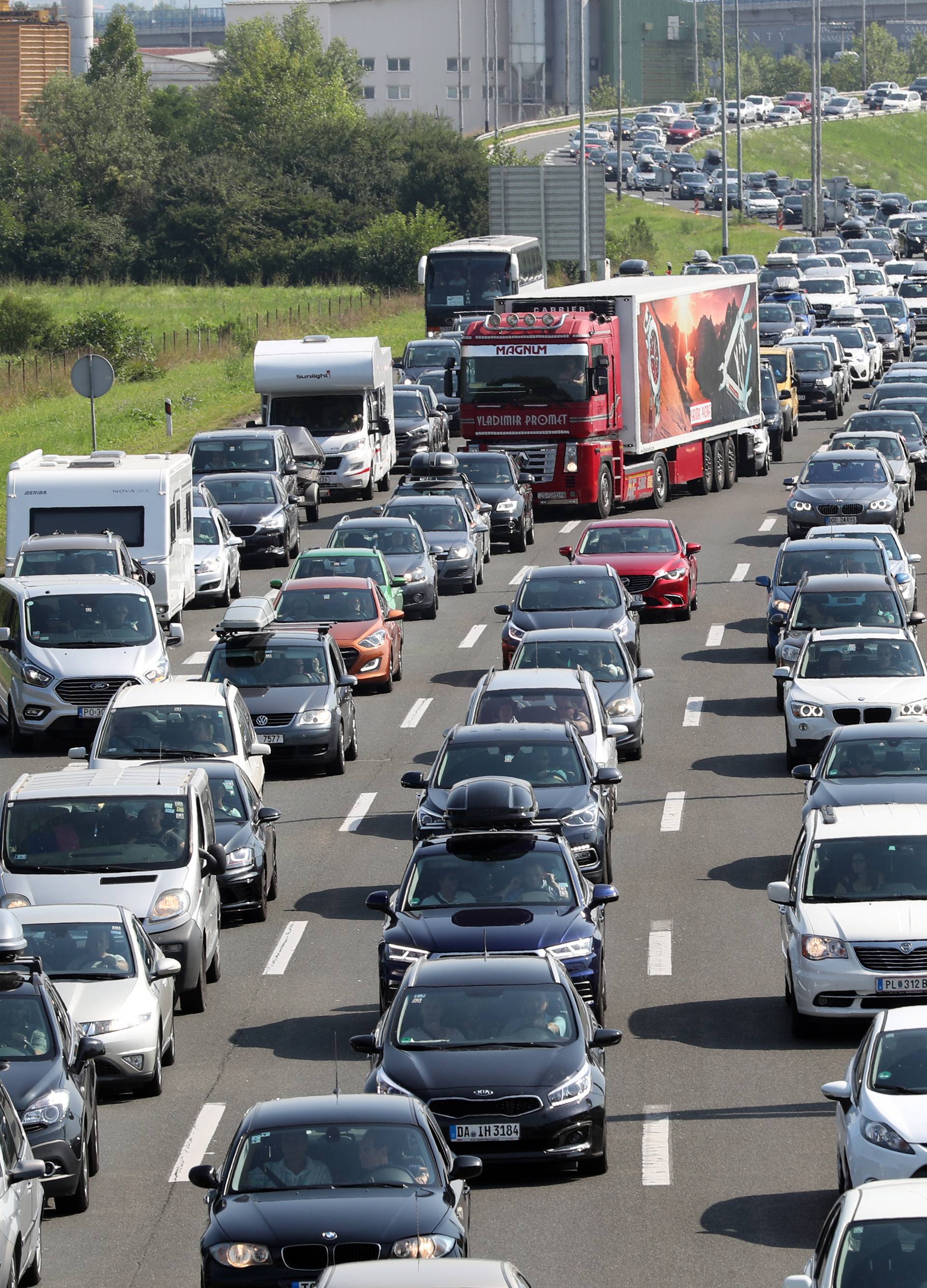 Kolona kod Lučkog duga 6 km, do Bosiljeva se vozi usporeno