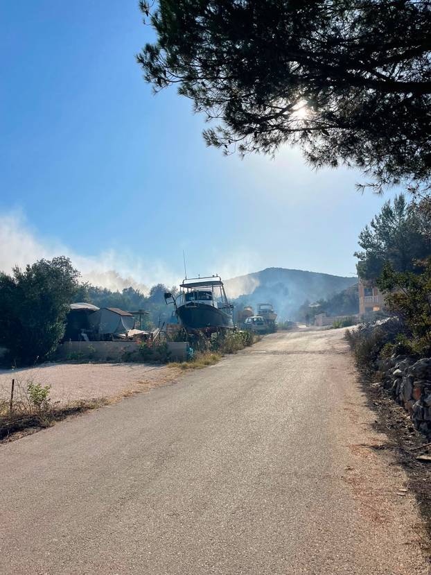 BUKTINJA U VINIŠĆU Vatrogasci spasili kuće od požara. Nebo kod Trogira prekrio je gusti dim