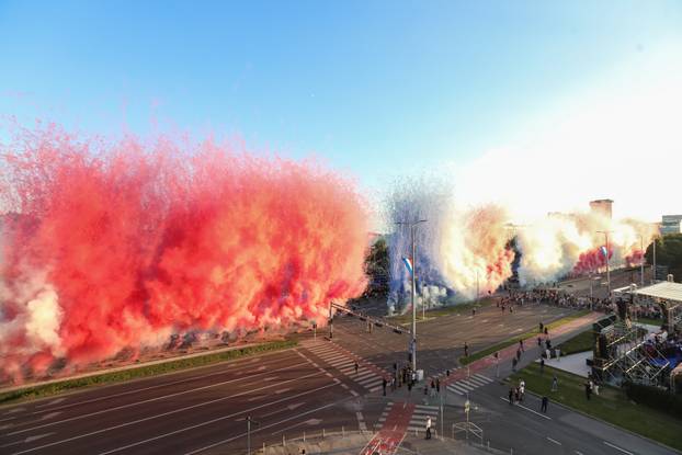 Zagreb: Vojni mimohod završio uz veličanstveni pirotehnički šou 