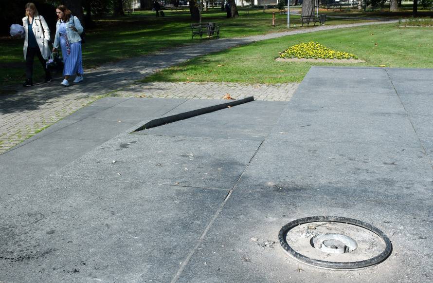 Sisak: Ponovo ugašen vječni plamen kod spomenika poginulim hrvatskim braniteljima