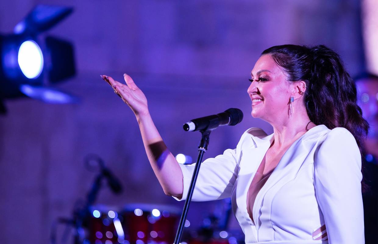 Rođendanski nastup u bijelom: Nina Badrić očarala je publiku  haljinom i raskošnim dekolteom