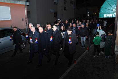 FOTO Svijeće i mimohod u Puli, pridružili su im se i motociklisti: 'I u mom gradu svijetli Vukovar'