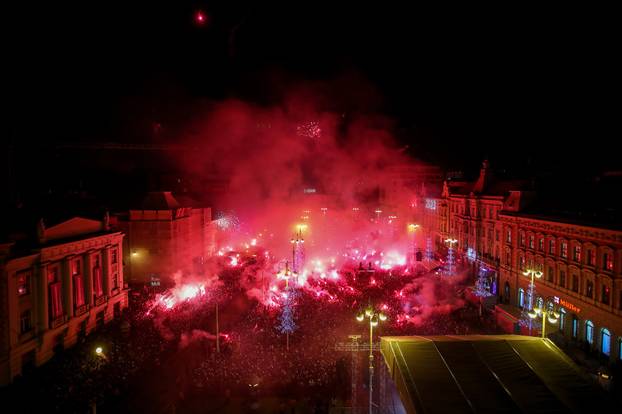 Prava ludnica vlada na Jela?i?evom trgu, Vatreni krenuli prema Trgu