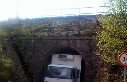 Vozač kamiona zapeo je u malom tunelu kraj Opatije