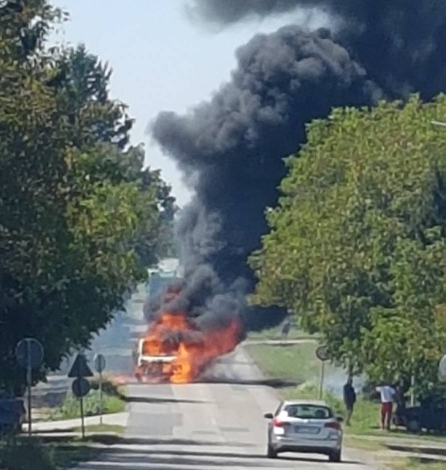 Kombi izgorio na cesti, a velika vatra se proširila na dvije kuće