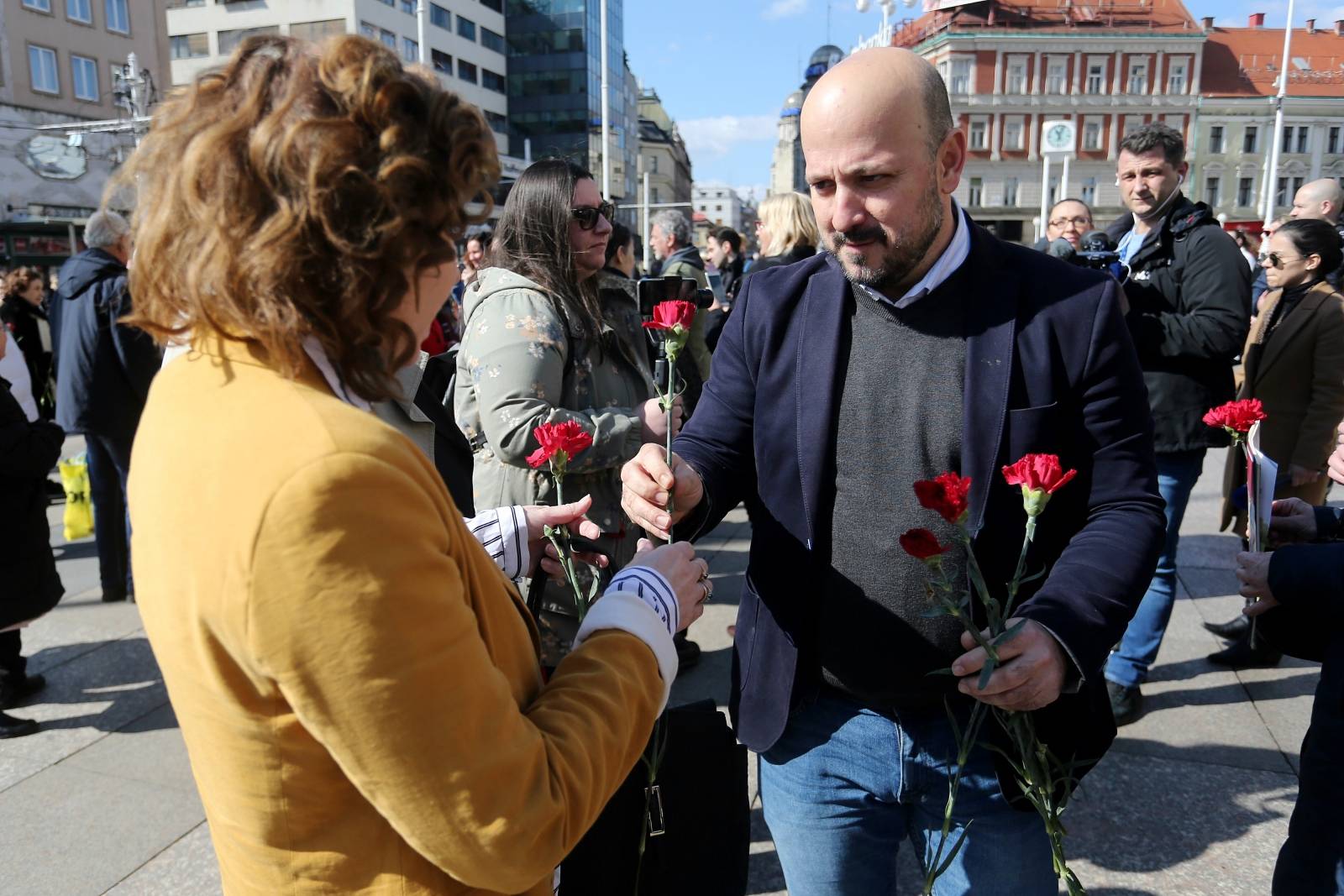 Zagreb: Bernardić i Maras ženama dijelili karanfile i dali izjavu povodom Međunarodnog dana žena