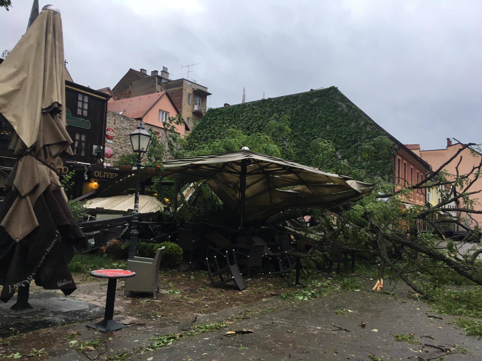 Orkanski vjetar čupao stabla i krovove, ozlijeđeno dvoje ljudi
