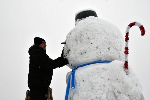 FOTO Slavonski Brod dobio ogromnog snjegovića: Visok je gotovo tri i pol metra