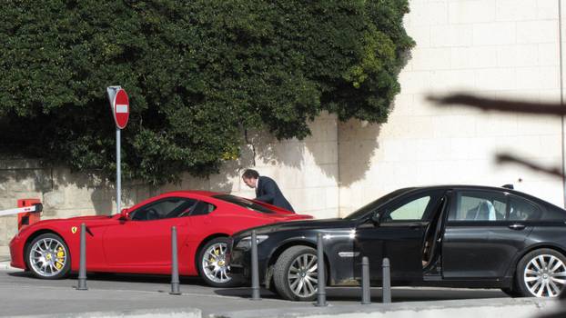 Split: Kerumov Ferrari 599 GTB mami pogled parkiran ispred zgrade Banovine 