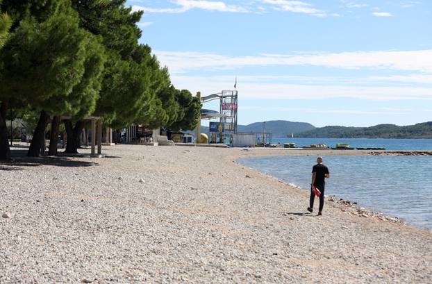 Vodice: Puste i prazne plaže ispred hotela Imperial i Hotel Olympia Sky
