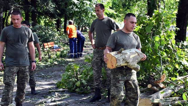 Slavonski Brod: Pripadnici Hrvatske vojske na uklanjanju posljedica razornog nevremena u središtu grada